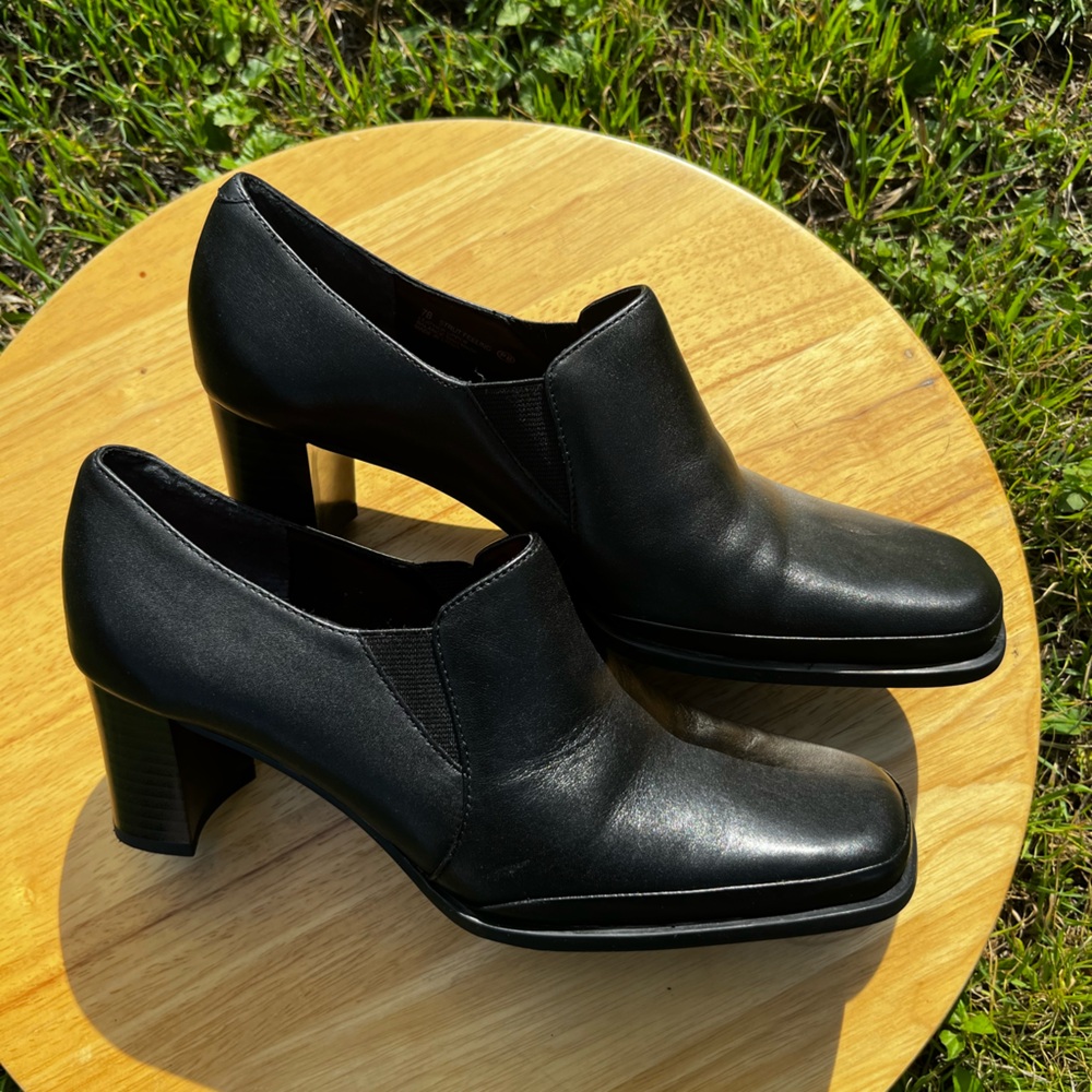 AEROSOLES Black Leather Block Heeled Shoeties